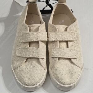 H&M Girls Cream Colored Textured Eyelet Strap On Sneakers Shoes Size 13.5 NEW